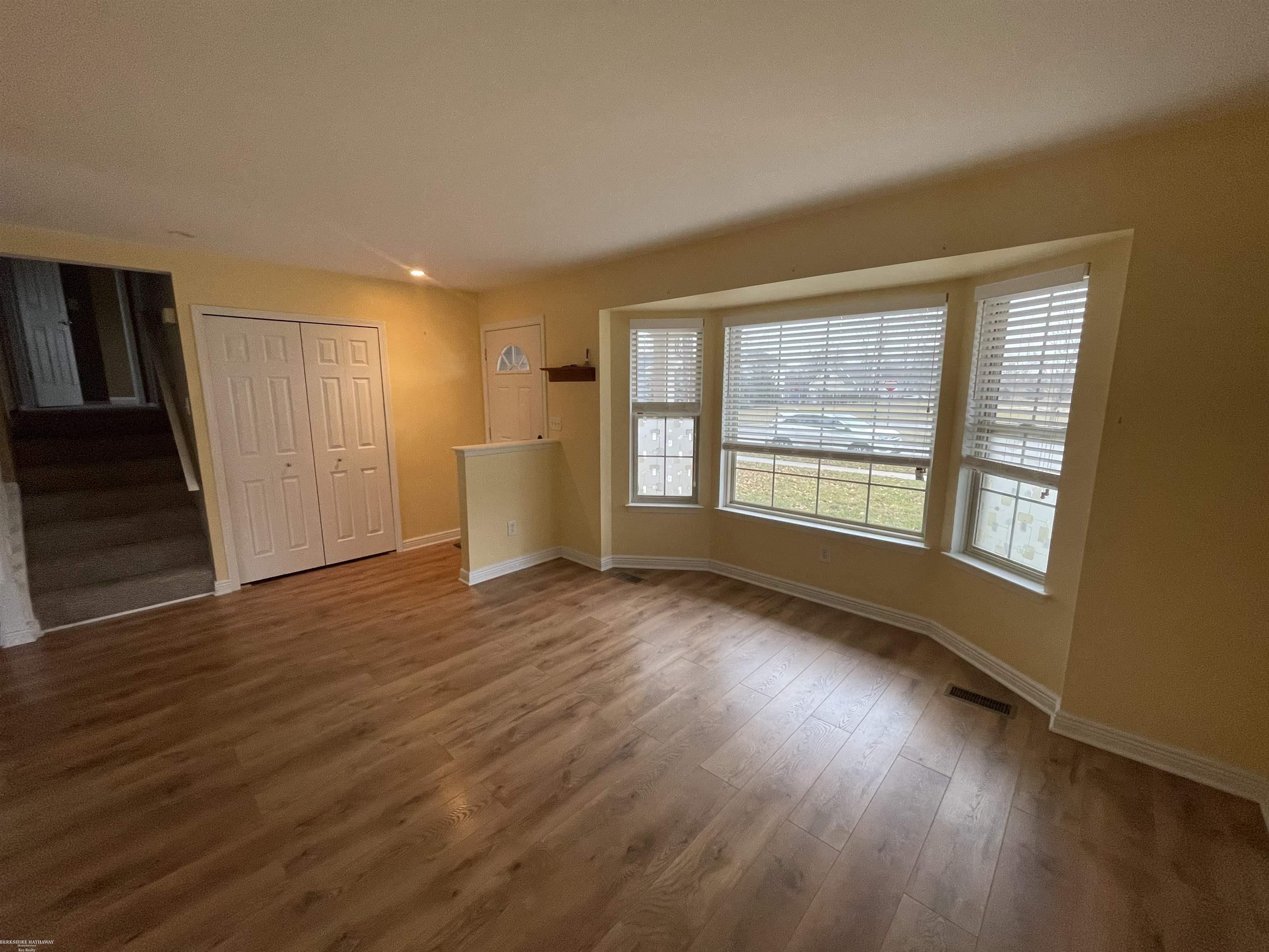 243 Clinton Street Romeo, MI 48065 - Photo 4 of 24 50098428-3.JPG