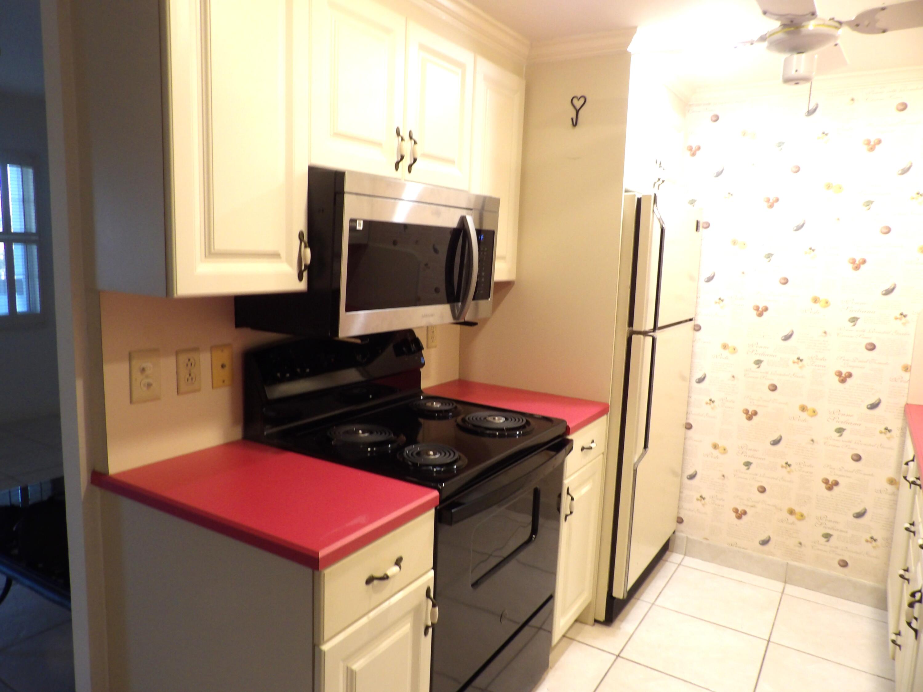 4074 Cornwall East, Unit 4074 Boca Raton, FL 33434 - Photo 3 of 30 Kitchen