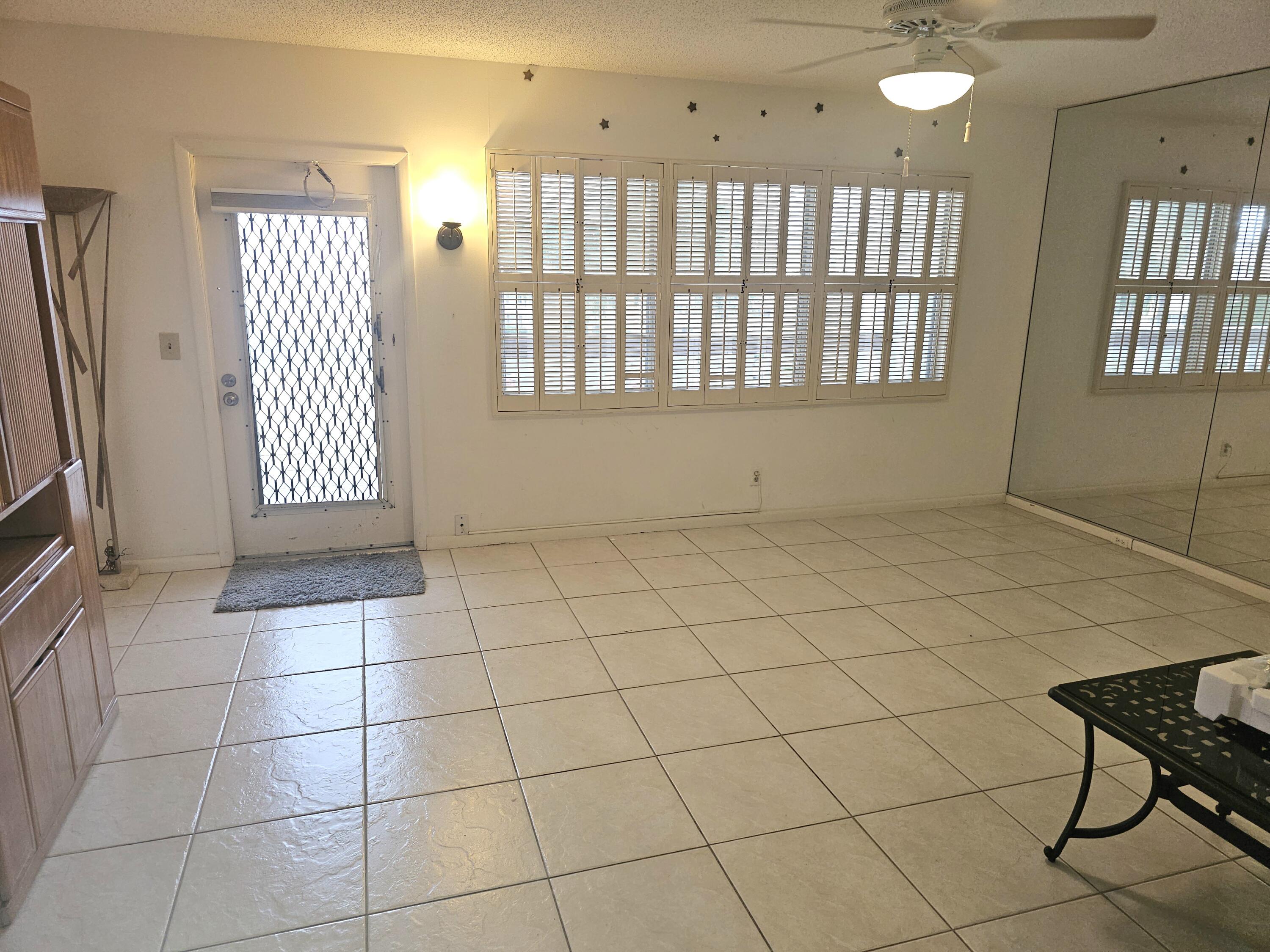 4074 Cornwall East, Unit 4074 Boca Raton, FL 33434 - Photo 6 of 30 Living Room