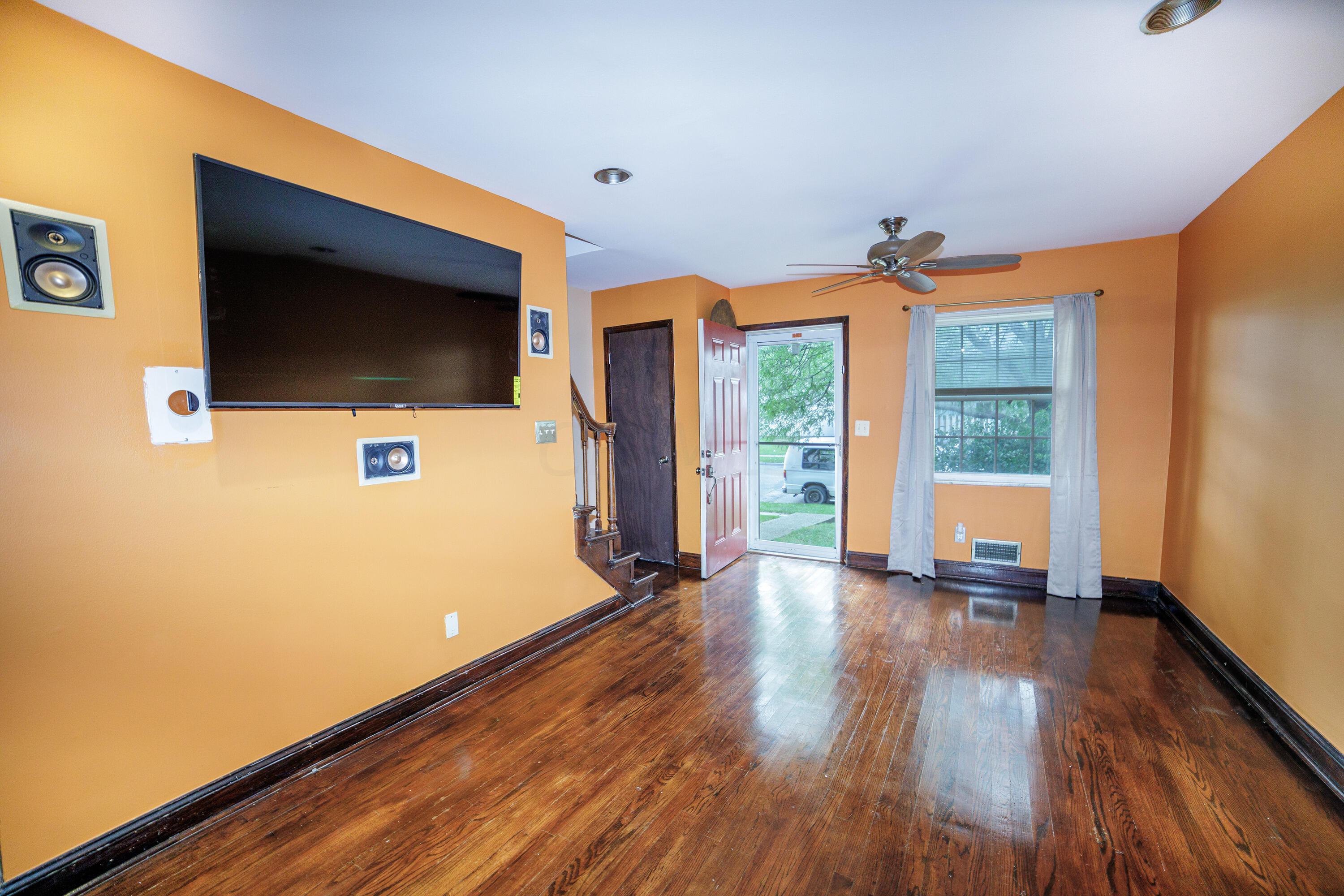 5720 Beechcroft Road, Unit J Columbus, OH 43229 - Photo 2 of 9 5720Beechcroft_2
