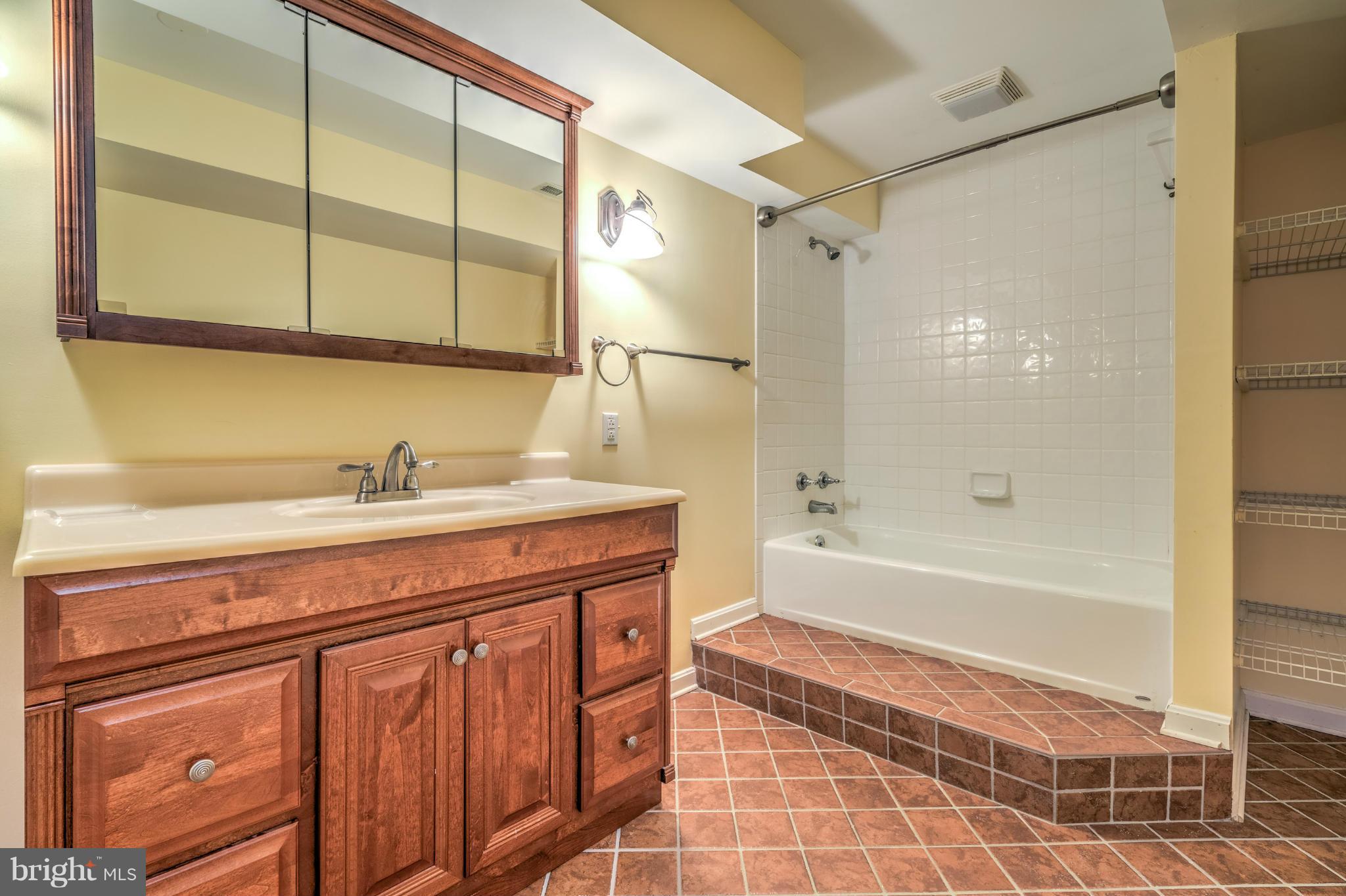 6042 Varzara Road Marshall, VA 20115 - Photo 27 of 30 Bath