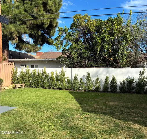 a view of a back yard