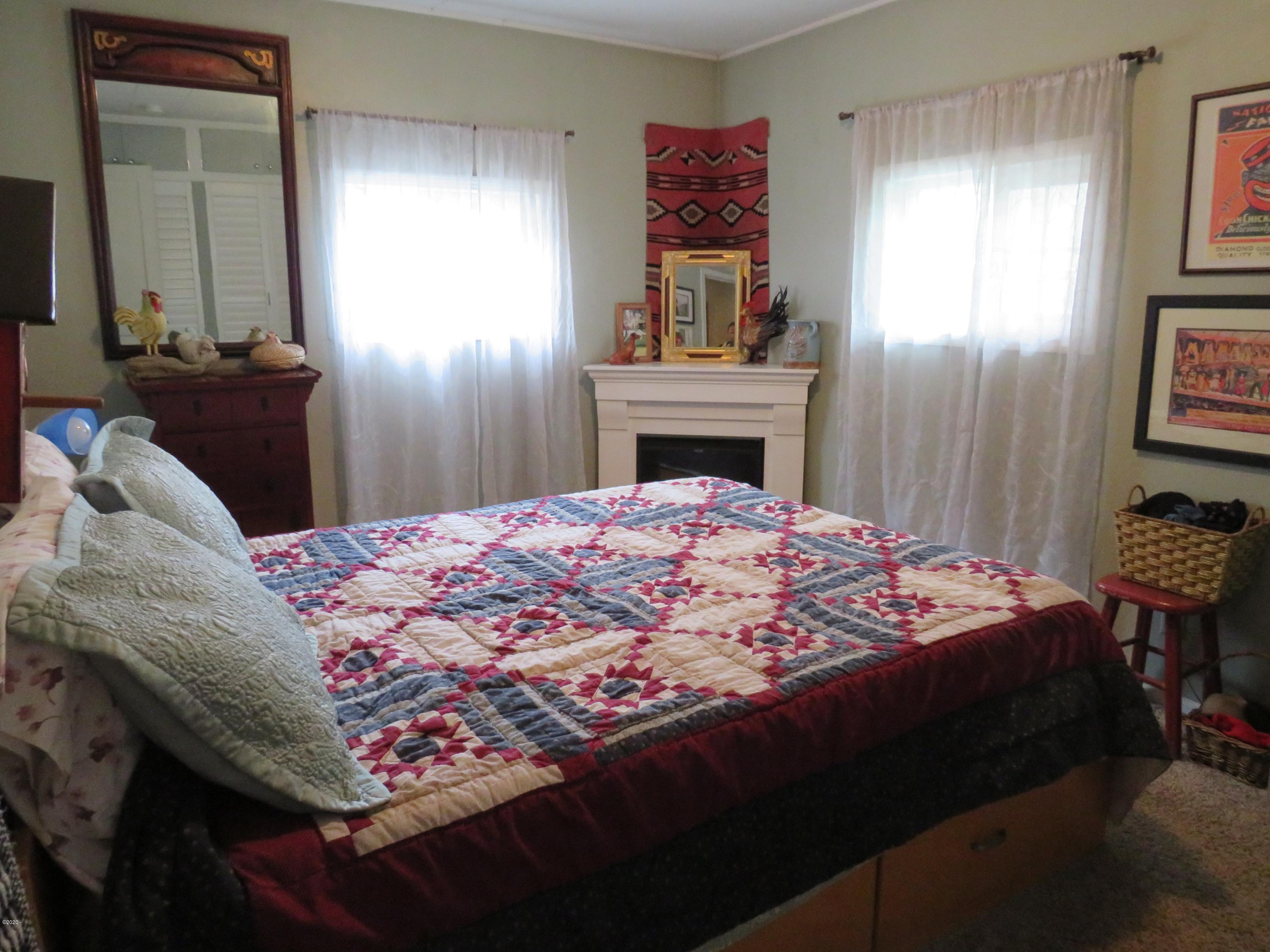 184 Olalla Road Toledo, OR 97391 - Photo 17 of 42 Bedroom1b