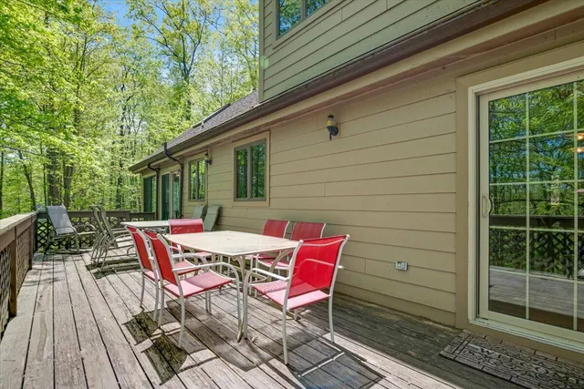 $535,000 | 146 Cove Point Circle, Lakeville, PA 18438