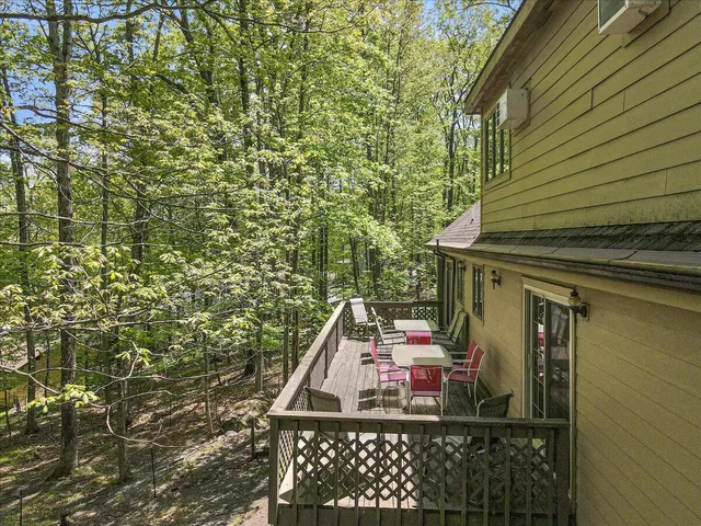 $535,000 | 146 Cove Point Circle, Lakeville, PA 18438