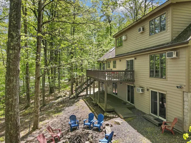 $535,000 | 146 Cove Point Circle, Lakeville, PA 18438