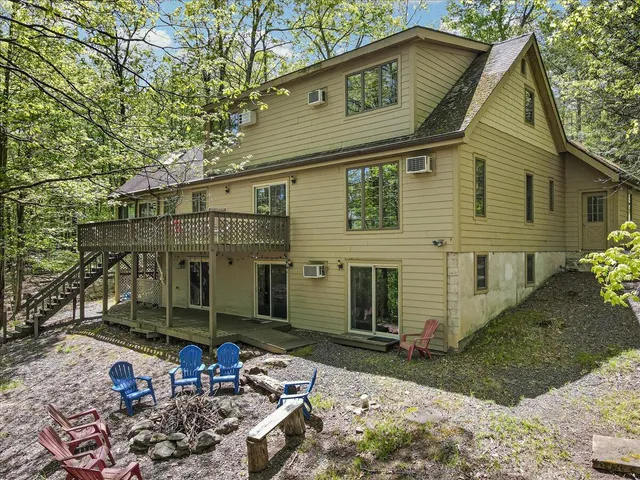 $535,000 | 146 Cove Point Circle, Lakeville, PA 18438