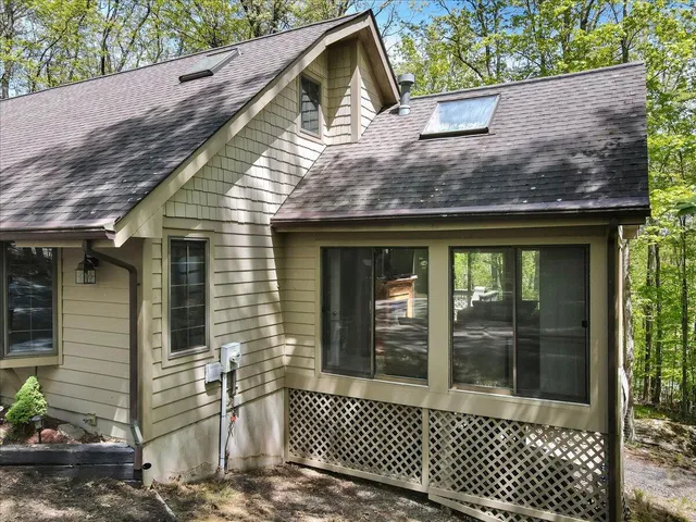 $535,000 | 146 Cove Point Circle, Lakeville, PA 18438