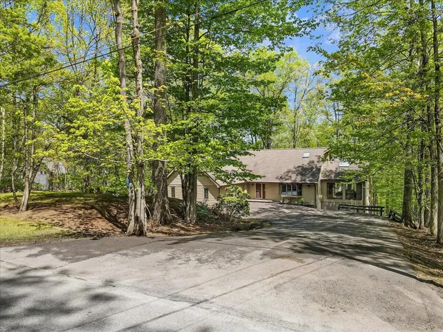 $535,000 | 146 Cove Point Circle, Lakeville, PA 18438