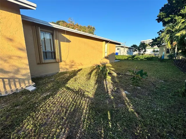 a view of backyard of the house