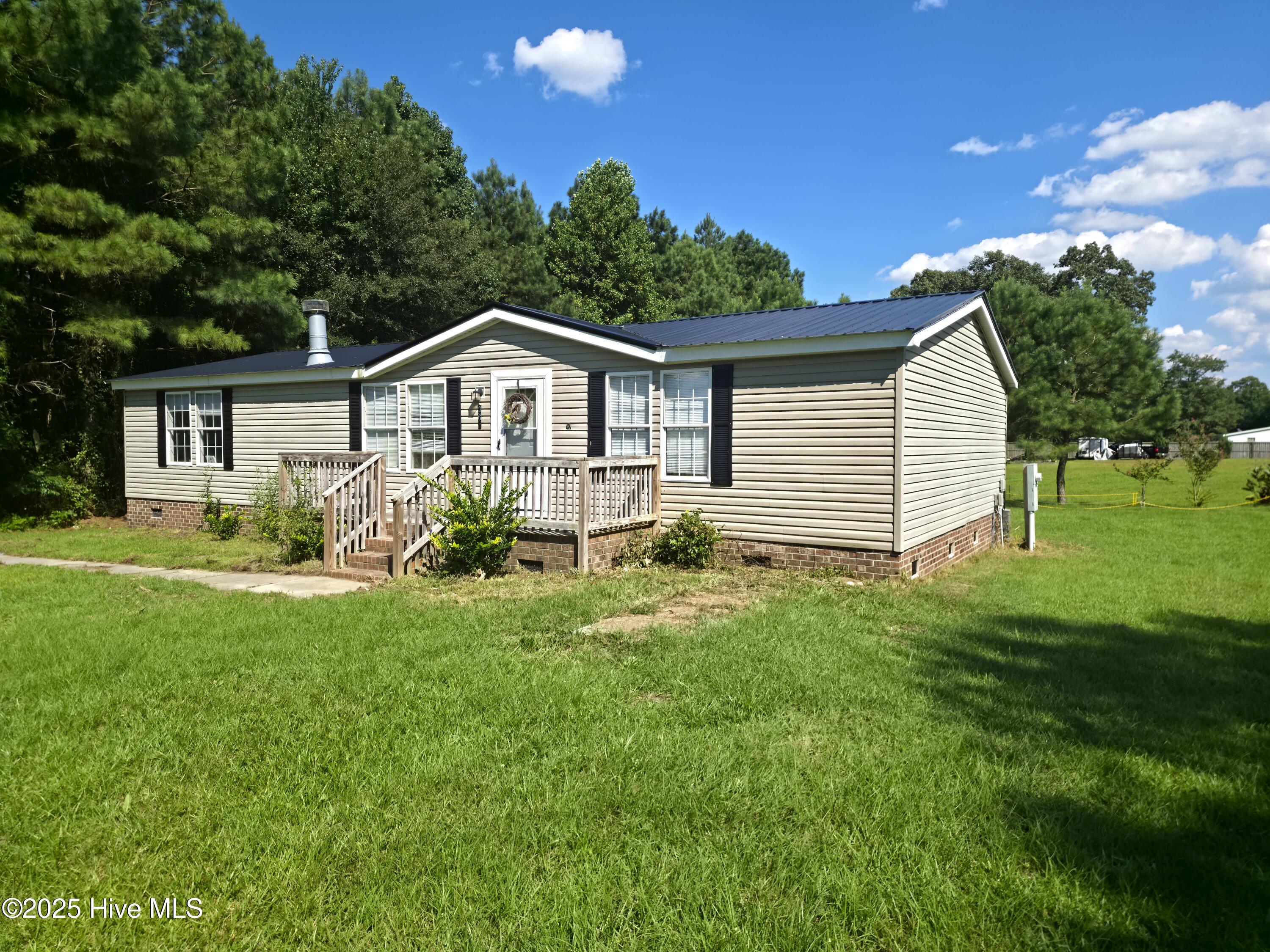361 Fowler Manning Road Richlands, NC 28574 - Photo 4 of 39 Front Right