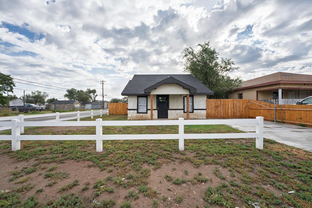 a view of house with outdoor space