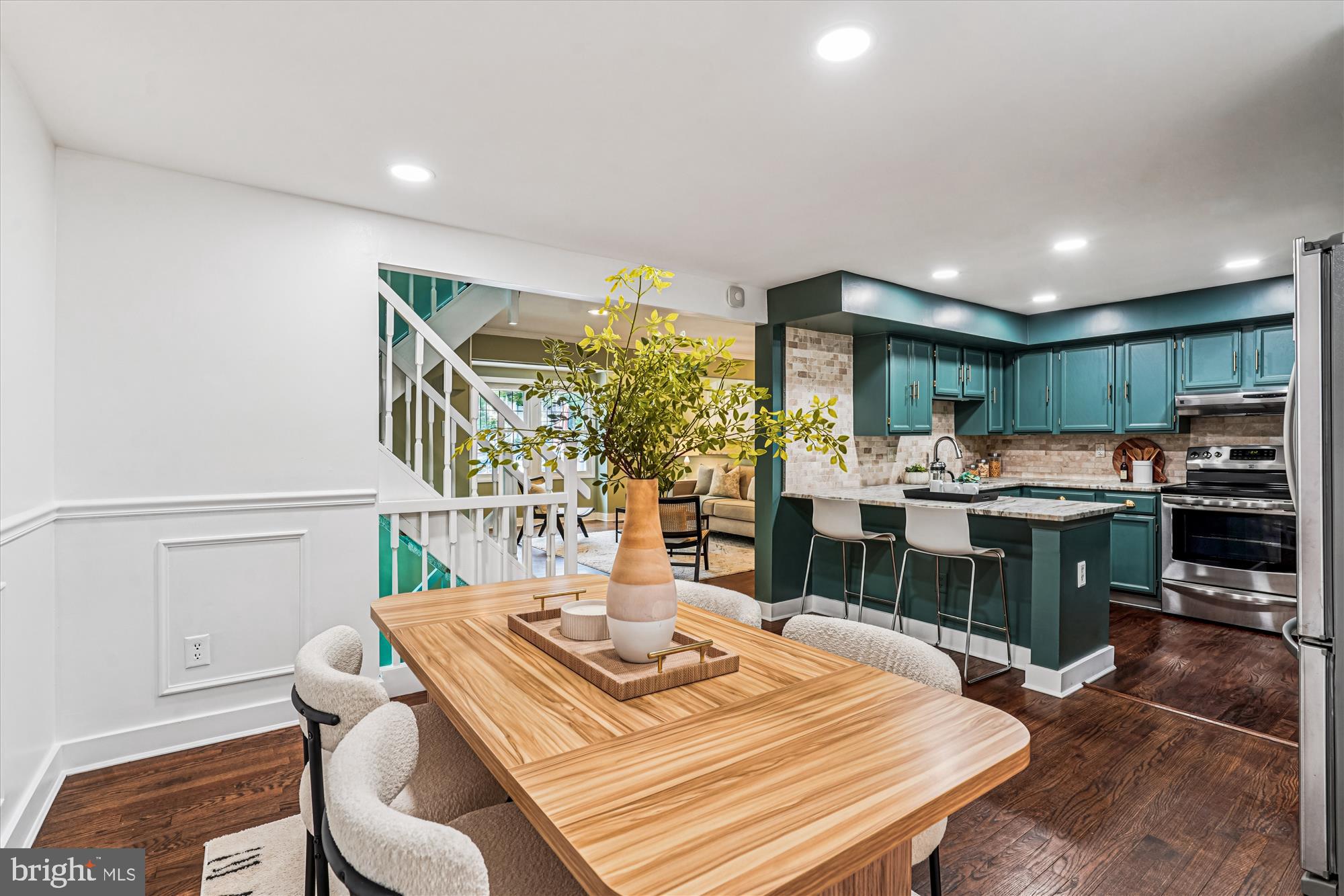 11708 Mossy Creek Lane Reston, VA 20191 - Photo 15 of 50 Eat in Area - Loads of Natural Light!