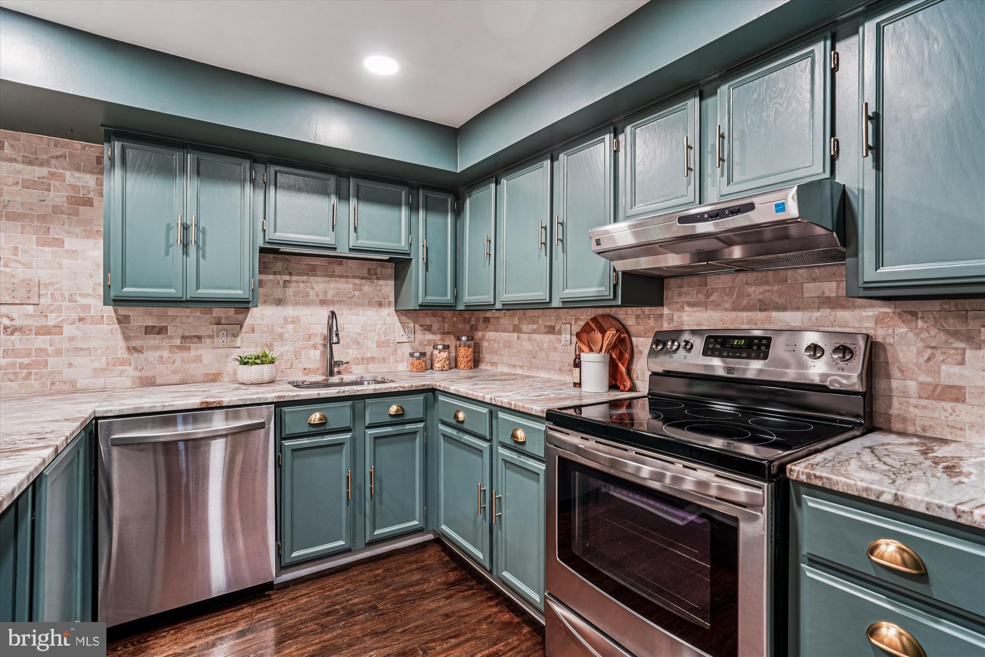 11708 Mossy Creek Lane Reston, VA 20191 - Photo 9 of 50 Kitchen