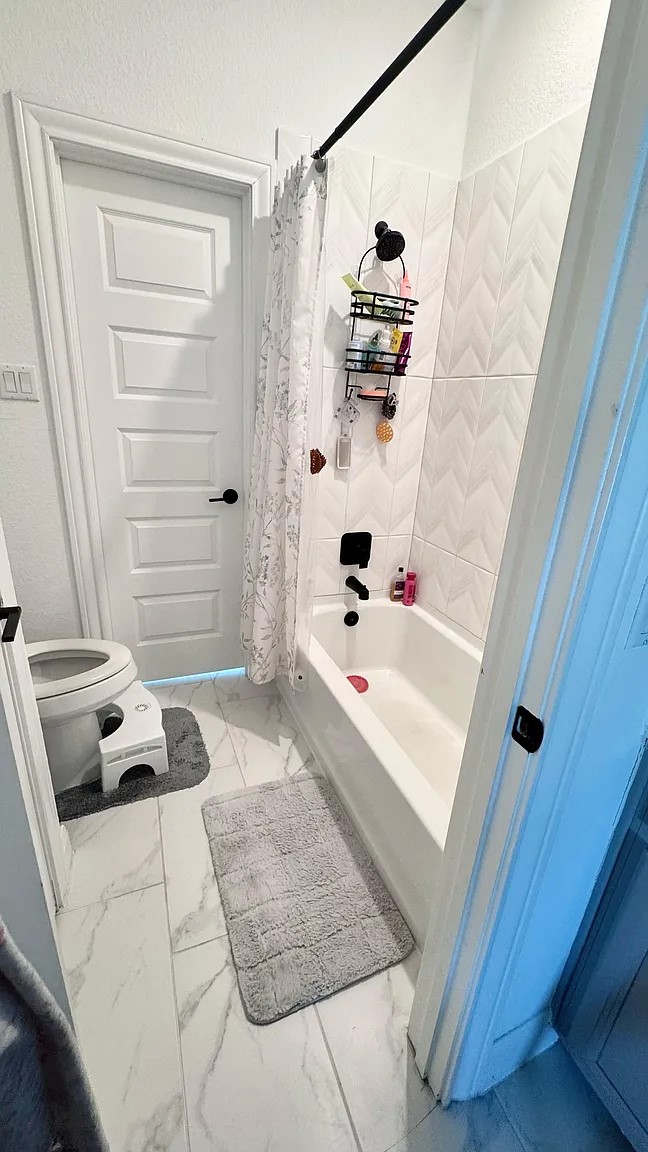 126 Georgia Lace Trail Georgetown, TX 78626 - Photo 29 of 32 a bathroom with a tub sink and mirror