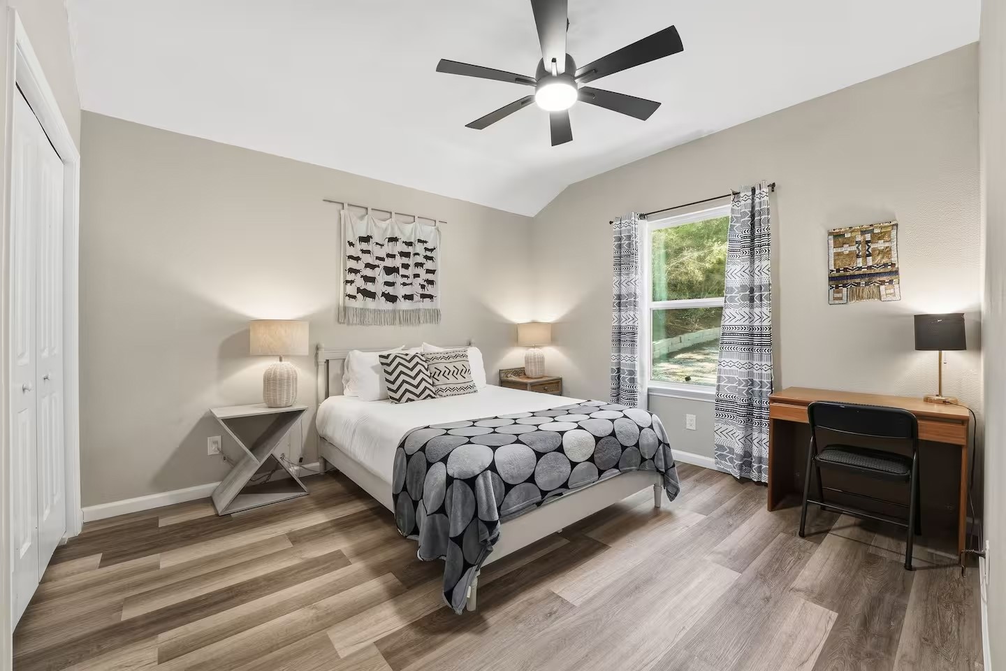 201 Winfield Thicket Road Bastrop, TX 78602 - Photo 21 of 36 a bedroom with a bed and a table in it
