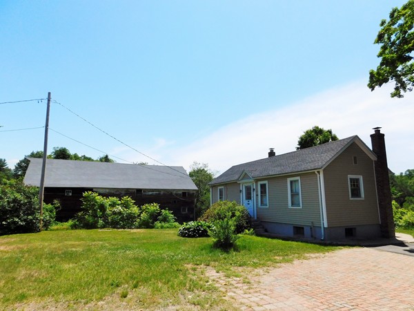 3267 Boston Road Wilbraham, MA 01095 - Photo 2 of 11 a front view of a house with garden