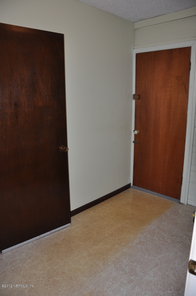 6148 Round Lake Road South Jacksonville, FL 32277 - Photo 11 of 20 Laundry room