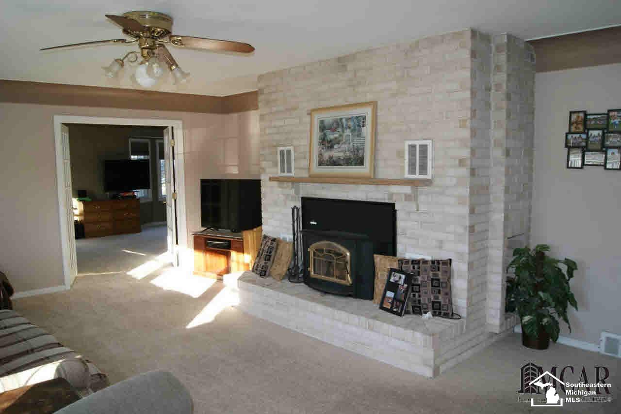 2610 Vivian Road Monroe, MI 48162 - Photo 4 of 24 Living room