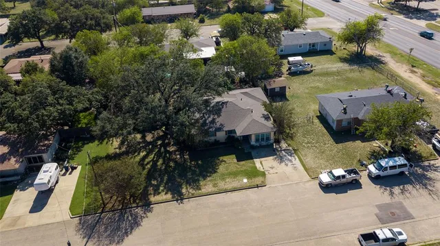 an aerial view of a house with yard swimming pool and outdoor seating