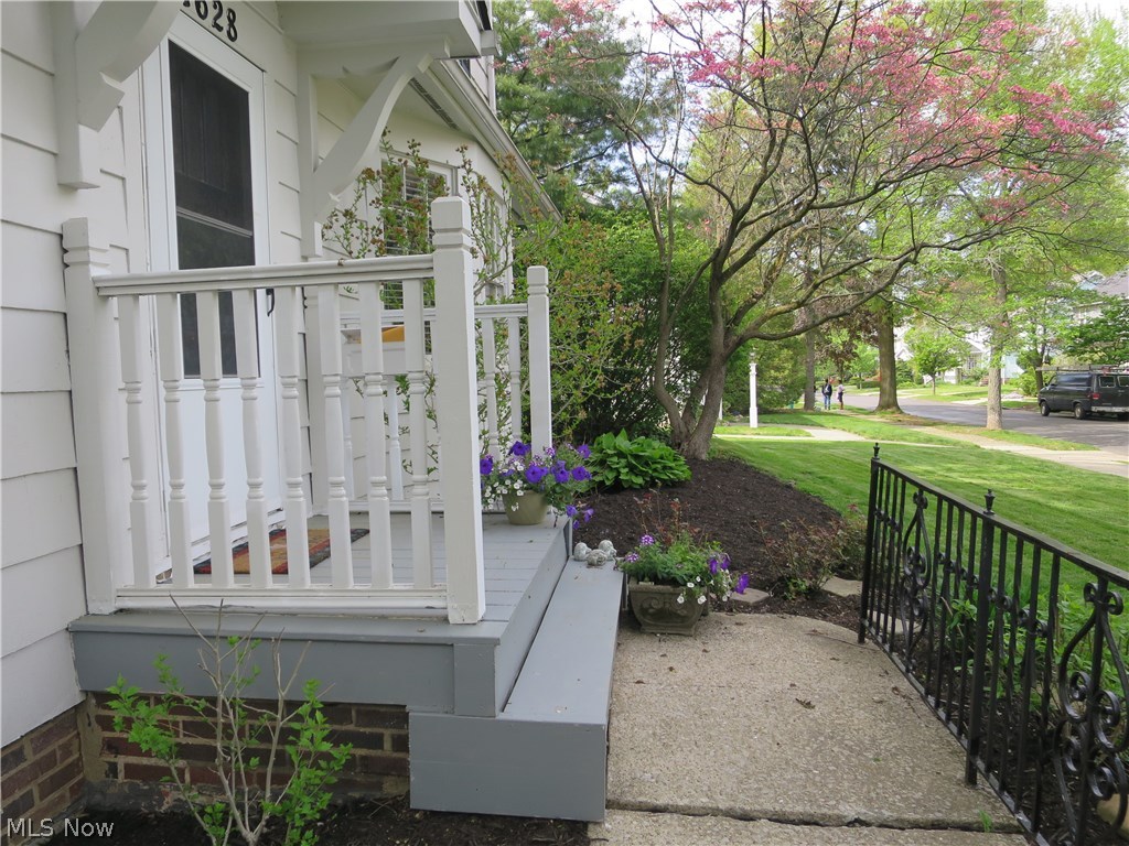 1628 Maple Road Cleveland Heights, OH 44121 - Photo 3 of 35