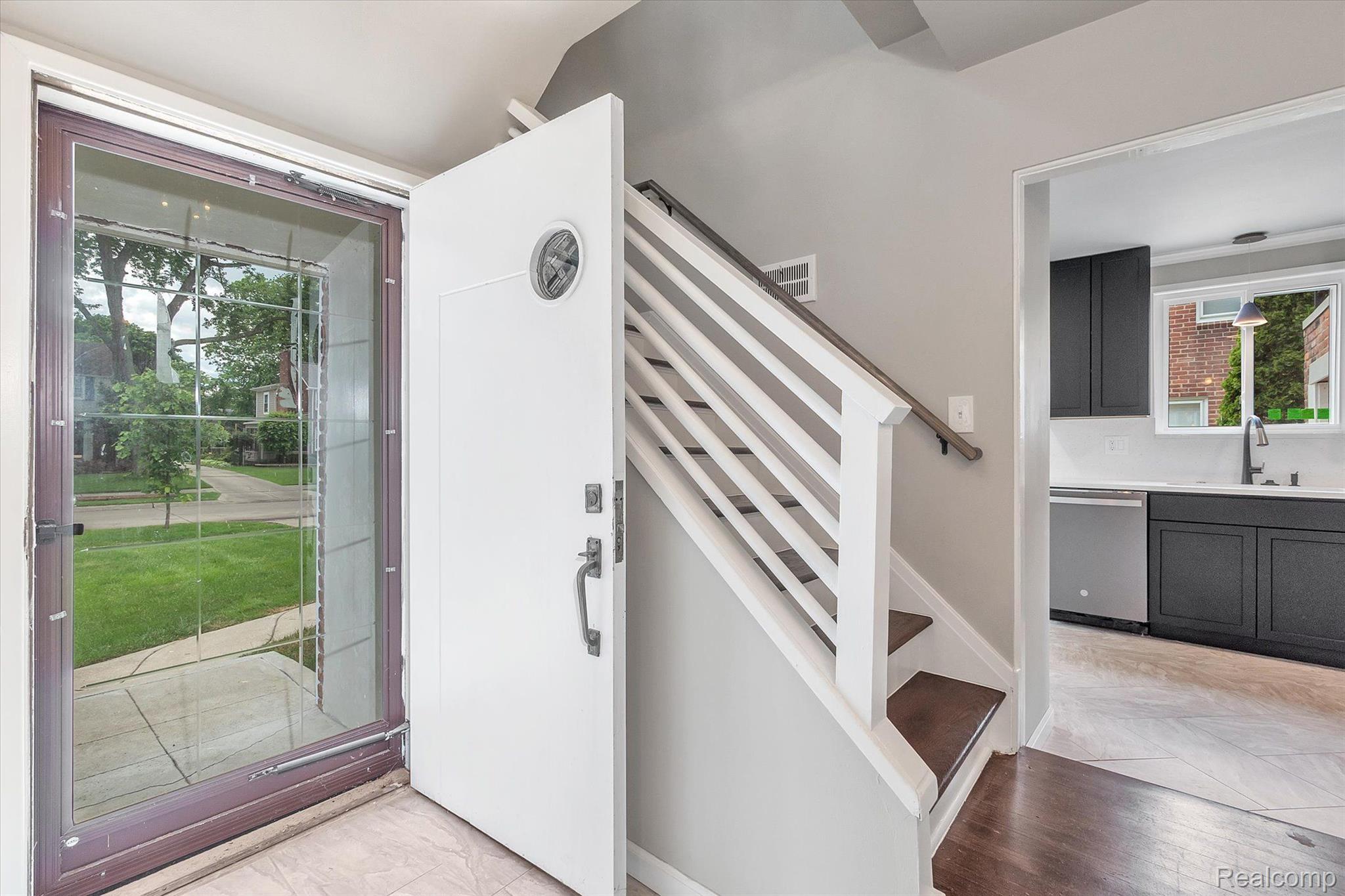 1058 Roslyn Road Grosse Pointe, MI 48236 - Photo 6 of 43 Foyer