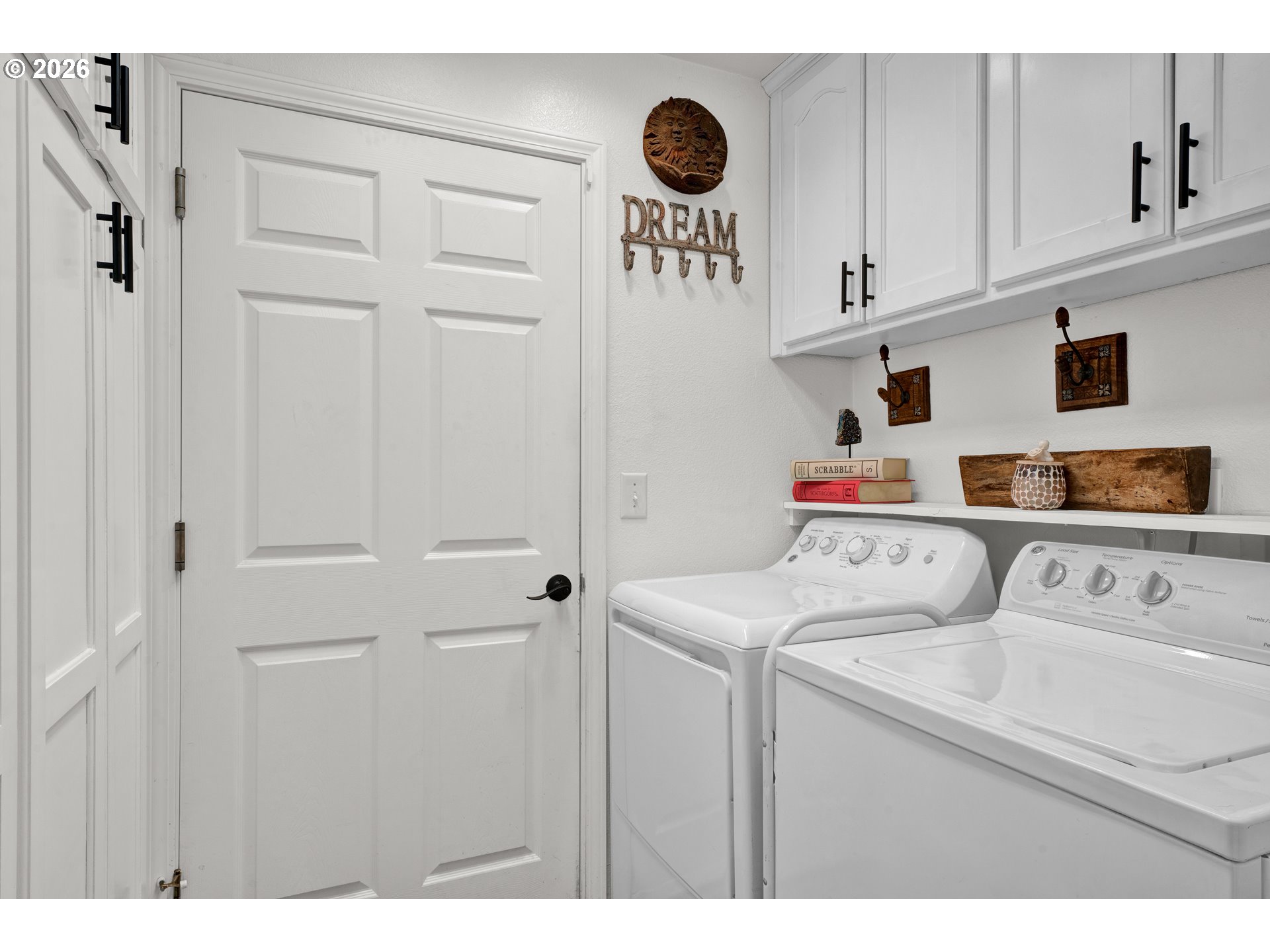 1265 Laurel Street Florence, OR 97439 - Photo 20 of 42 a utility room with dryer and washer