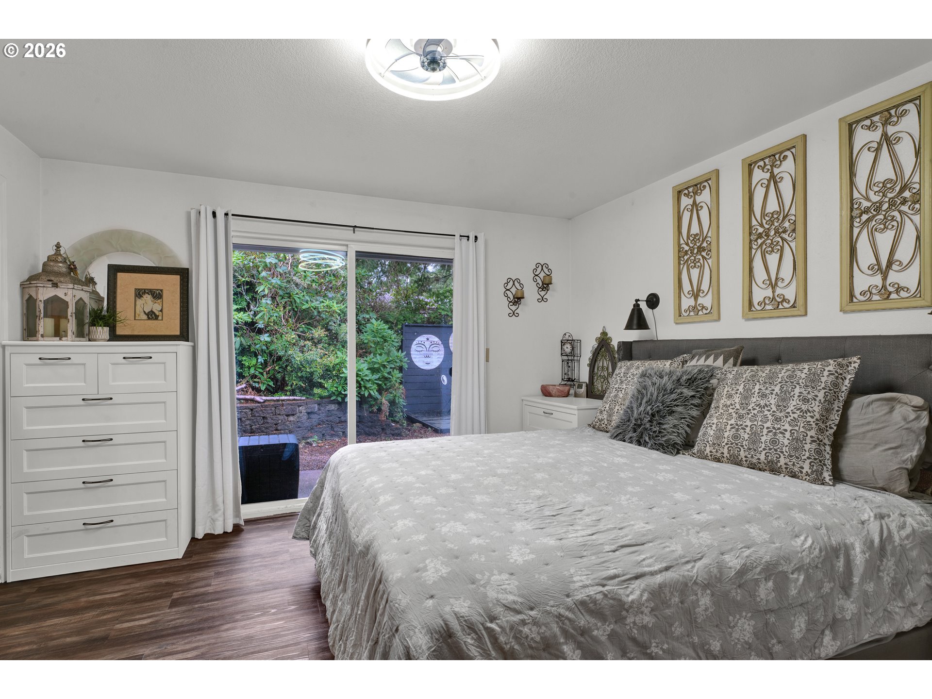 1265 Laurel Street Florence, OR 97439 - Photo 22 of 42 a bedroom with a large bed and a window