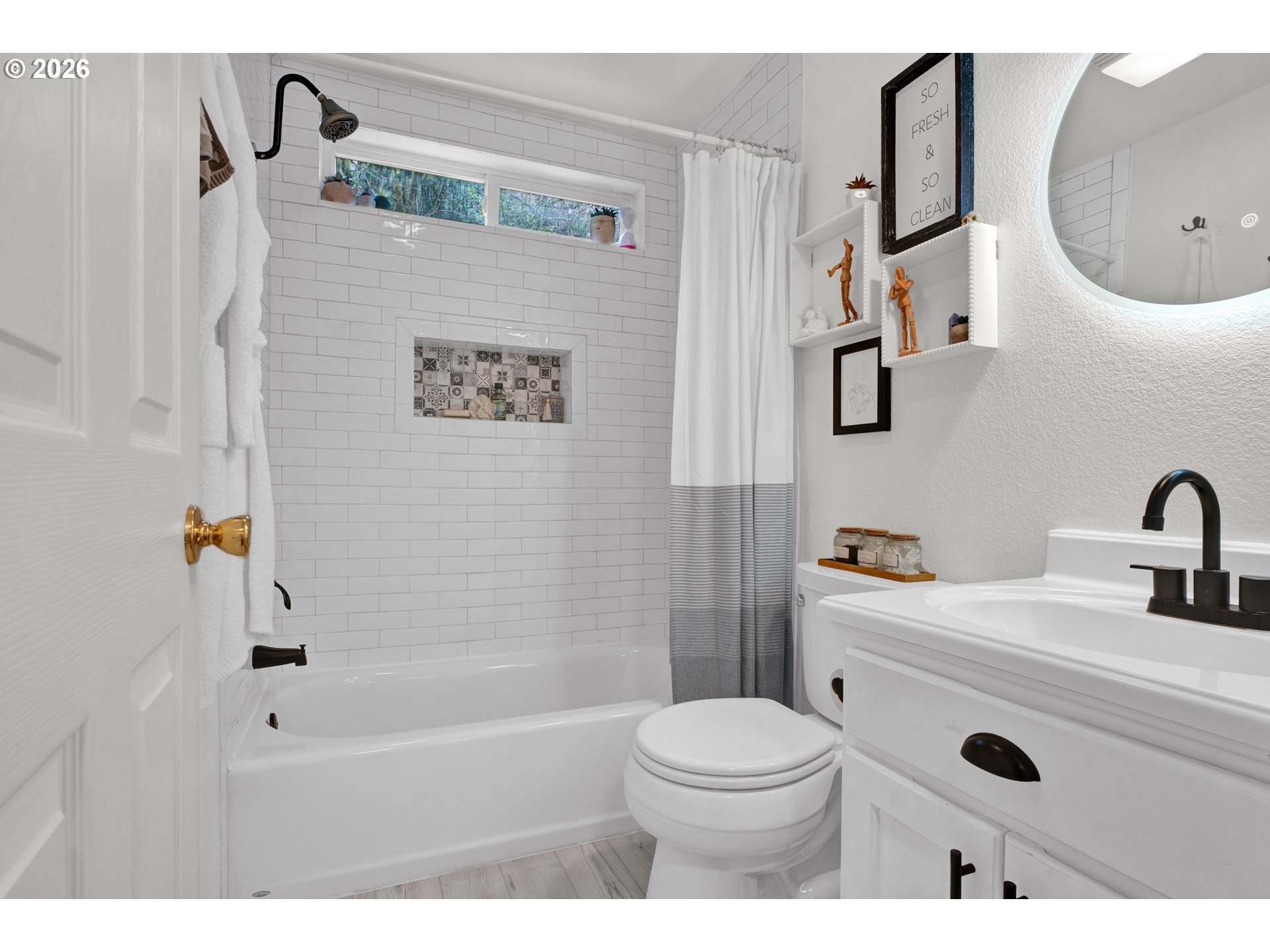 1265 Laurel Street Florence, OR 97439 - Photo 27 of 42 a bathroom with a sink a toilet and a bathtub