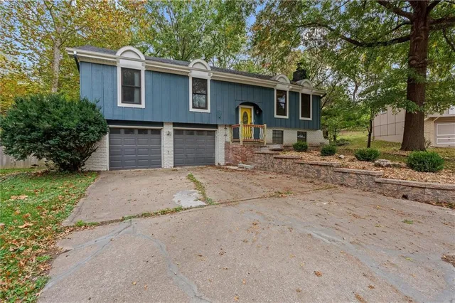 $350,000 | 9705 Northwest Hampton Woods Drive, Kansas City, MO 64152
