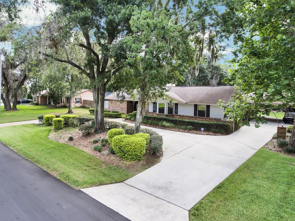 31202 Cove Road Tavares, FL 32778 - Photo 1 of 1 Circular Drive with Mature Landscaping