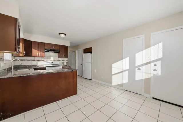 $2,000 | 6135 West 79th Street, Unit 1, Burbank, IL 60459