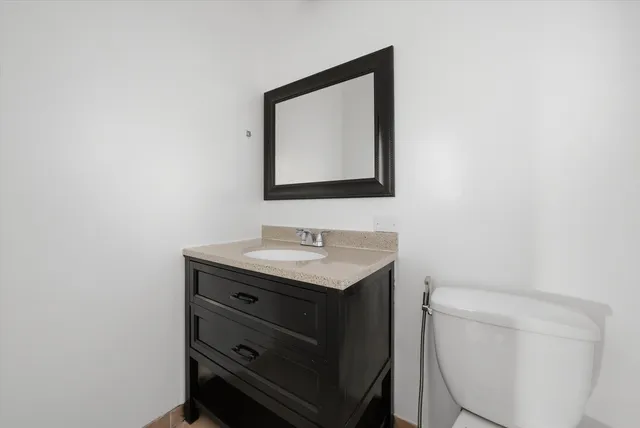 $2,000 | 6135 West 79th Street, Unit 1, Burbank, IL 60459