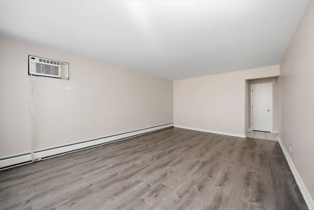 $2,000 | 6135 West 79th Street, Unit 1, Burbank, IL 60459