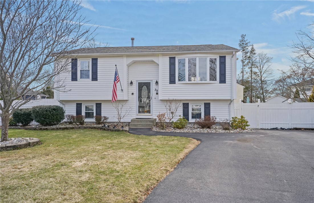 39 Gateway Court Warwick, RI 02889 - Photo 2 of 49