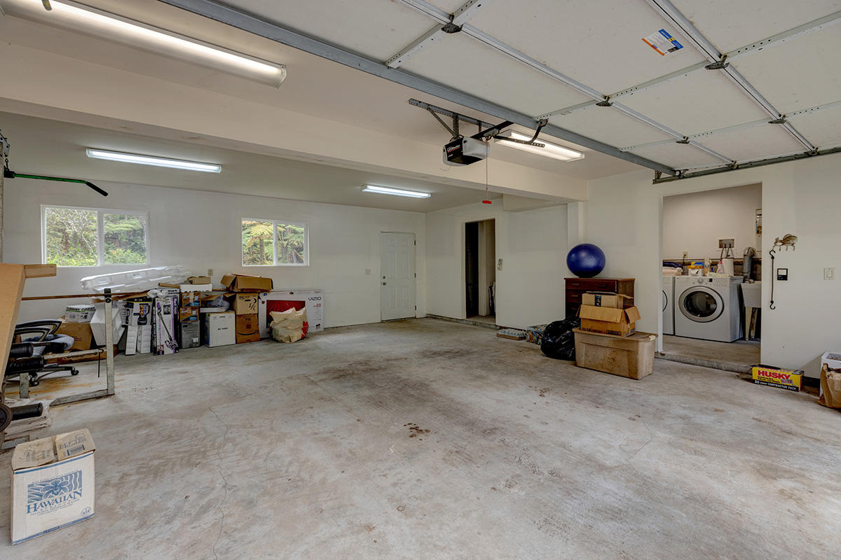 19-4221 Haunani Road Volcano, HI 96785 - Photo 19 of 30 a view of a room with gym equipment