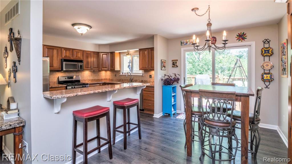 24712 Springbrook Drive Farmington, MI 48336 - Photo 17 of 46