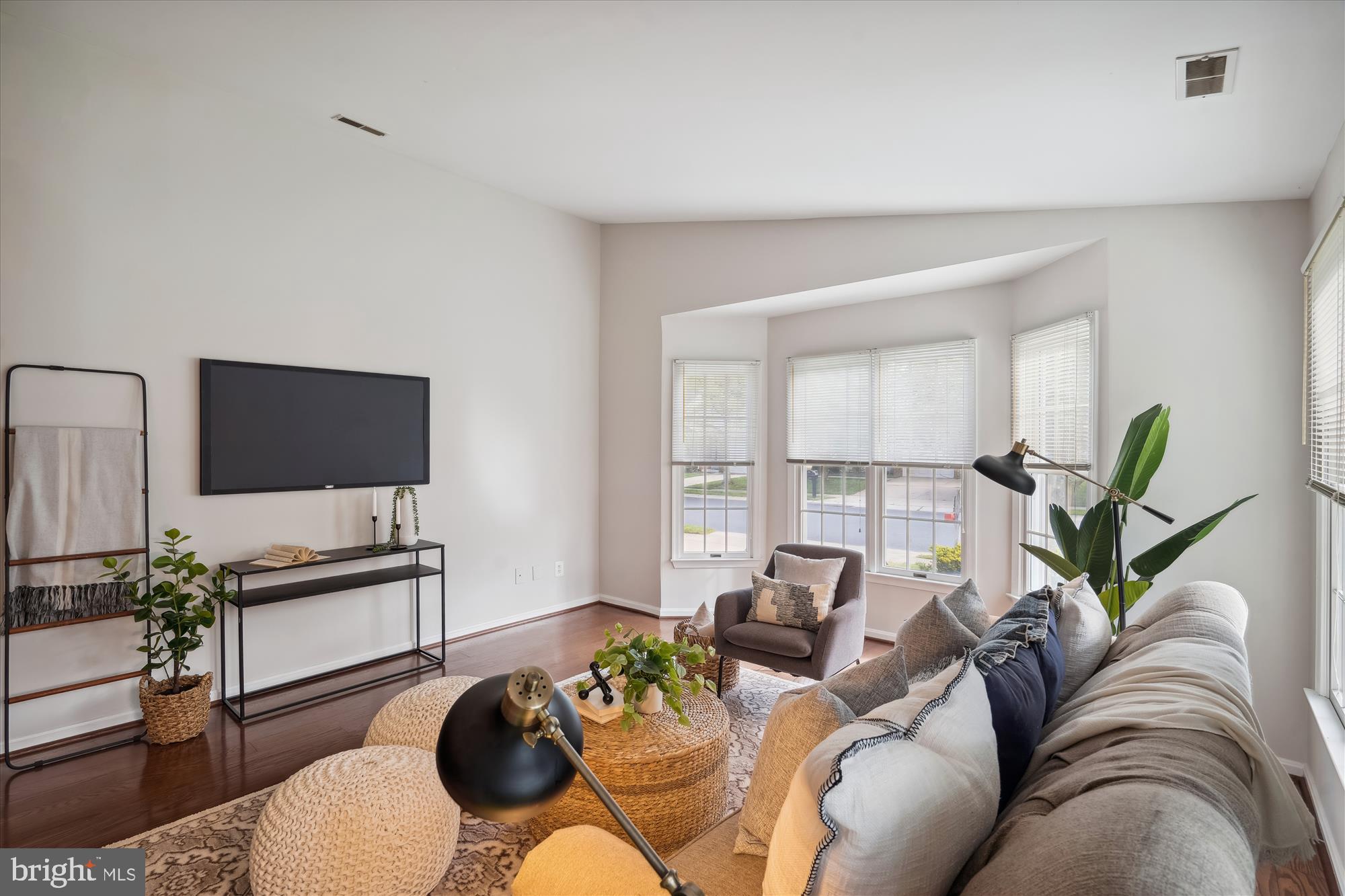 798 Eastern Point Road Annapolis, MD 21401 - Photo 13 of 61 Living Room
