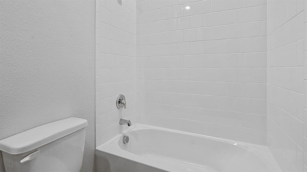 140 Trinity Street Grandview, TX 76050 - Photo 29 of 39 a bathroom with a bathtub and toilet