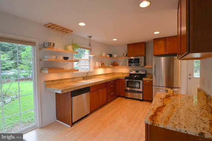 558 Riverside Drive Pasadena, MD 21122 - Photo 11 of 30 Kitchen