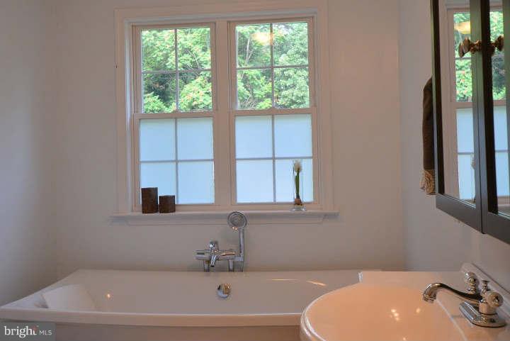 558 Riverside Drive Pasadena, MD 21122 - Photo 18 of 30 Upstairs Bath
