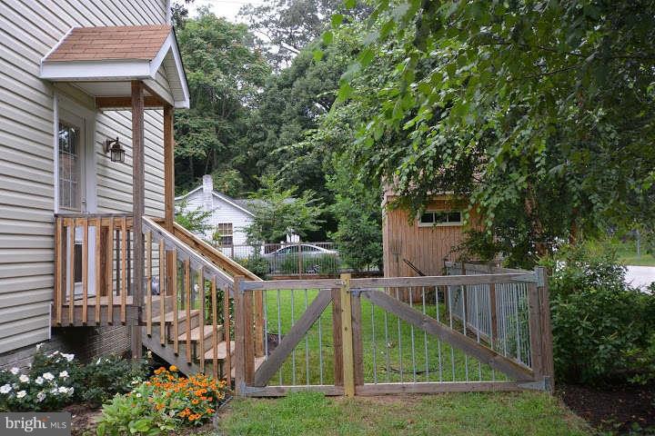 558 Riverside Drive Pasadena, MD 21122 - Photo 25 of 30 Side Yard & Fence