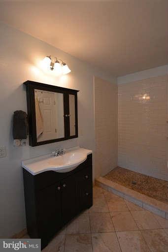 558 Riverside Drive Pasadena, MD 21122 - Photo 6 of 30 View of Upstairs Bath