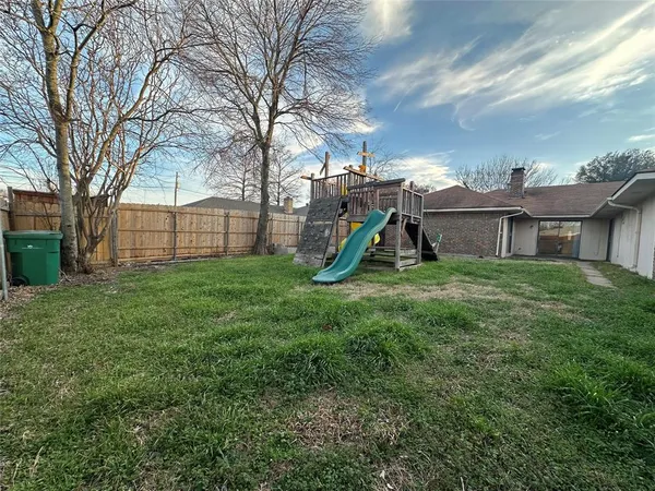 a view of a backyard