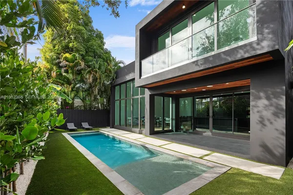 a view of a house with backyard and porch