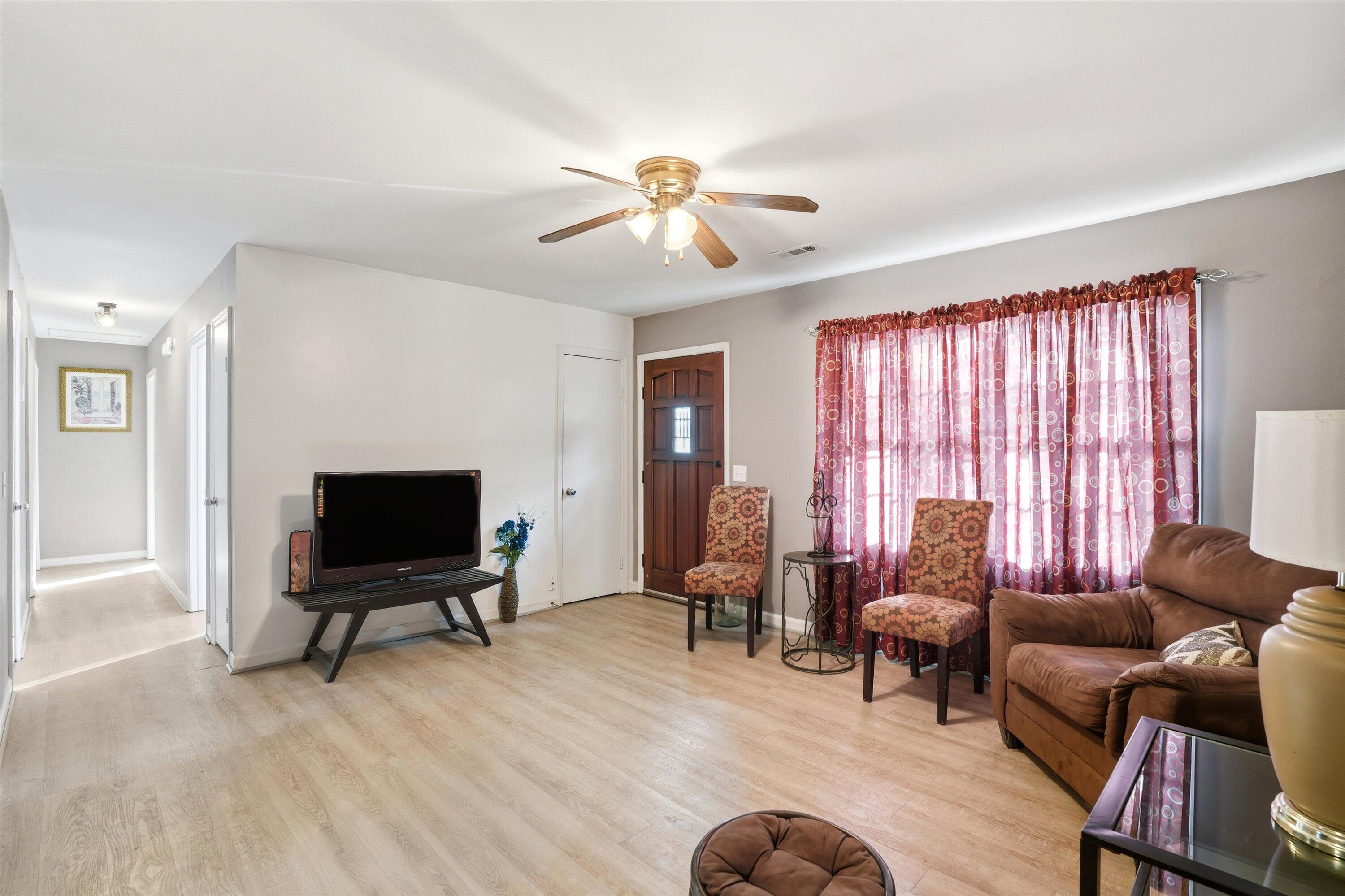 318 Jean Wells Drive Goose Creek, SC 29445 - Photo 7 of 28 10-008_DSC02883_1