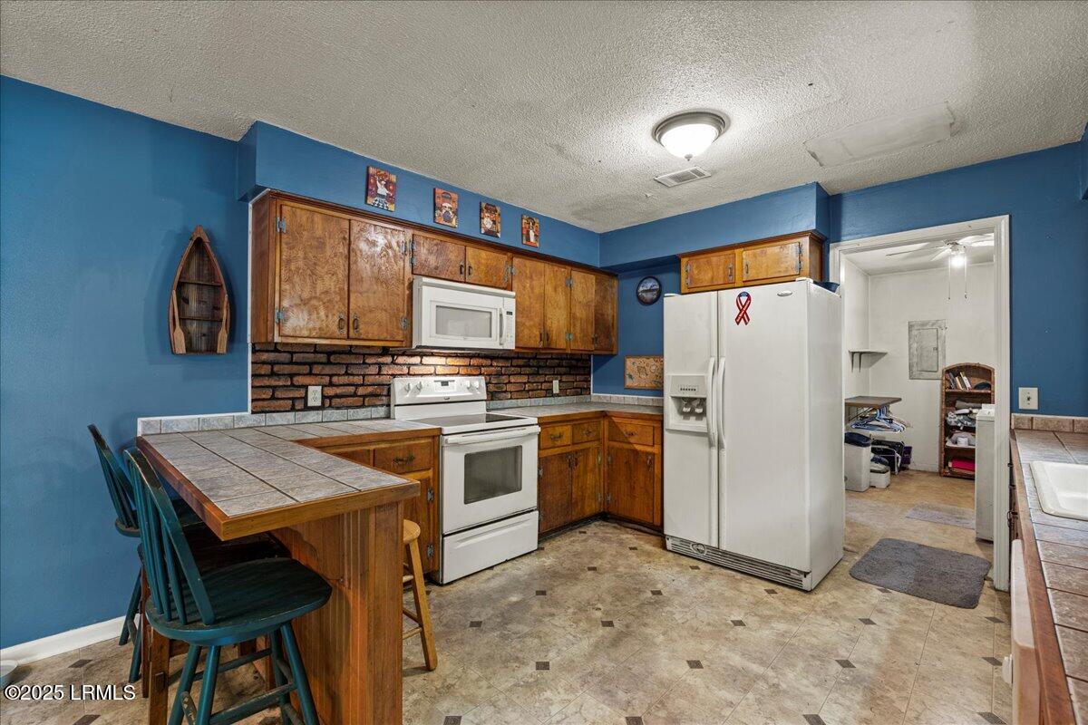 3003 Cherry Boulevard Beaufort, SC 29902 - Photo 7 of 28 07-Kitchen