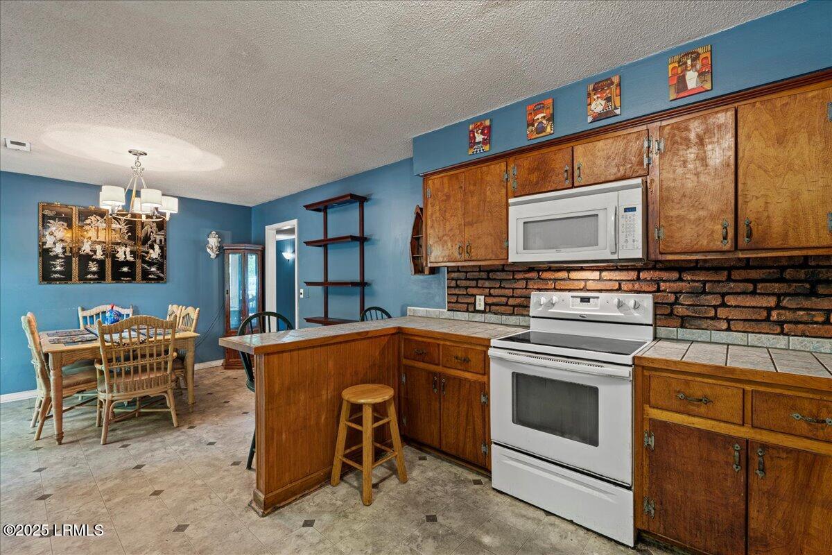 3003 Cherry Boulevard Beaufort, SC 29902 - Photo 8 of 28 08-Kitchen