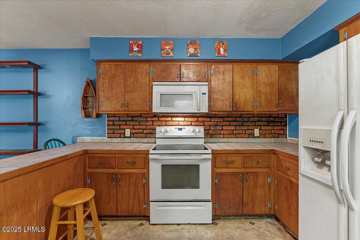 3003 Cherry Boulevard Beaufort, SC 29902 - Photo 9 of 28 09-Kitchen