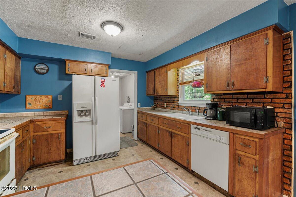 3003 Cherry Boulevard Beaufort, SC 29902 - Photo 10 of 28 10-Kitchen